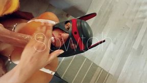 quand je glisse le masque de chienne a ancilla, elle vire directement et leche...