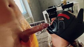 quand je glisse le masque de chienne a ancilla, elle vire directement et leche...