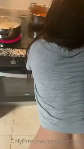 Chingada exprés de regalo para ustedes bebes. Estaba cocinando y pum. Vino por detrás y me la metió 🤪🙈 miren cuánto se corre 🥵 Express fuck as a gift for you baby. I was cooking and boom. He came fro…