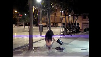 La travesti Maria Lizana se desnuda en la calle