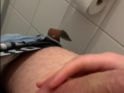 Es kommt jemand in die Toilette während ich wichse in der Arbeit