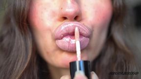 sensual creamy nude lipgloss kiss