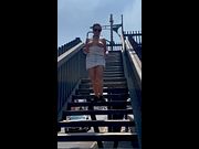 Camino en puente de viaducto en tanga y topless