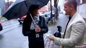 Reife deutsche Hausfrau in Leder Leggings bei Stra&szlig_en Casting gefickt