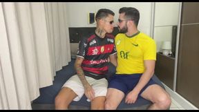 maloca sentando na pica duro do amigo que foi assistir o jogo. - parte i