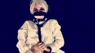 La cosplayer femenina de Ken Kaneki jugando consigo misma