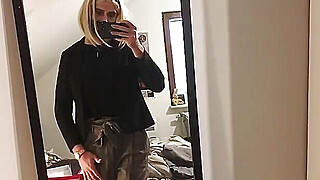 Teen tranny cums while moaning