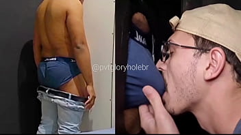 DANDO DEDADA NO RABUDO QUE VEIO GOZAR NO GLORYHOLE (COMPLETO NO RED)