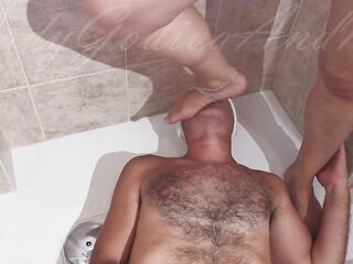 Dominazione femminile Mi lecca piedi e figa dopo che gli ho pisciato in bocca e in faccia in doccia!