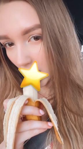 I eat a banana deliciously🍌