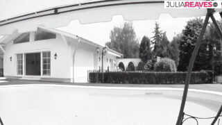 Огромный член Майка Анджело растягивает большую светлую задницу Джинны Бригитты снаружи, прежде чем она его проглатывает.