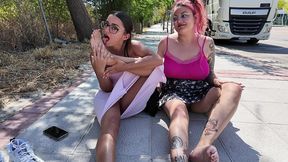 rebeca y cris se chupan los pies en la calle