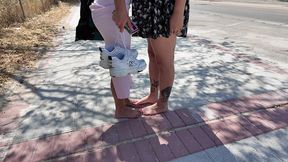 rebeca y cris se chupan los pies en la calle