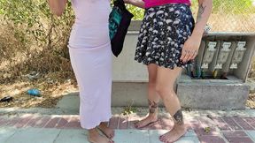 rebeca y cris se chupan los pies en la calle
