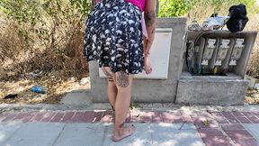 rebeca y cris se chupan los pies en la calle