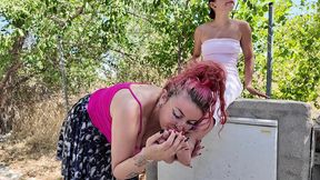 rebeca y cris se chupan los pies en la calle