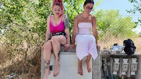 rebeca y cris se chupan los pies en la calle