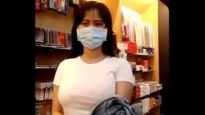 Siskaeee lepas Bra di Toko Buku