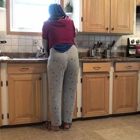 Syrian Wife Lets 18 Year Old German Stepson Fuck Her In The Kitchen