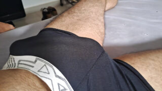 Harige Braziliaanse amateur met een grote, harde penis geeft een handjob en fisting voordat hij een enorme ejaculatie op de webcam laat zien.