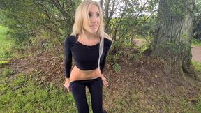 SPORTY BLOND PISSING IN PUBLIC