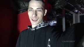 il baise son pote sans capote dans la backroom en jogging