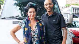 دخترک بالغ با سینه های بزرگ، مقعدی خشن BBC را می مکد.