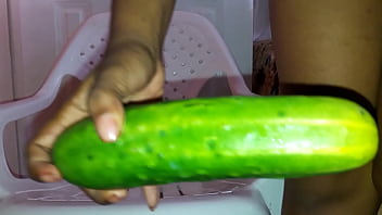 Masturbaci&oacute_n con pepino por Mel
