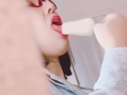 変態で淫乱人妻が美味しそうにおちんぽの様にアイスを舐めているのを盗撮 フェラ 唾液 口内射精 Japanese amateur panties selfie voyeur