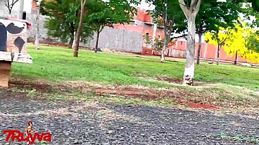 Novinha brincando com a buceta no banco da praça até gozar e pagando boquete