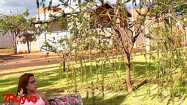 Novinha brincando com a buceta no banco da praça até gozar e pagando boquete