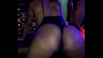 Morena Africana mexendo a bunda numa discoteca