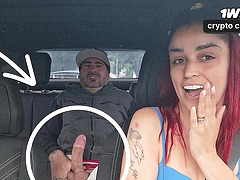 Motorista de aplicativo pega passageiro se masturbando no banco traseiro durante viagem.