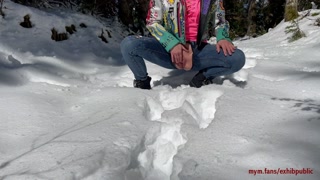 je fais pipi dans la neige et je me fais pissé sur la chatte ensuite, hentai, milf