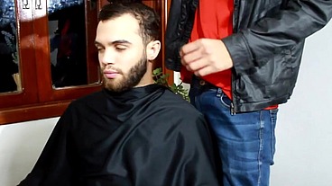 Corteio o cabelo e fodi o cabeleireiro