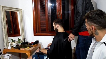 Corteio o cabelo e fodi o cabeleireiro