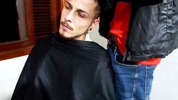 Corteio o cabelo e fodi o cabeleireiro