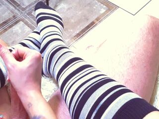 SOCKS JOB - FOOTJOB - TUGJOB- CUM SOCKS - CUM NYLONS