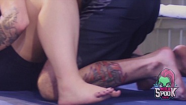 Na hora do mata leão, ela me deu uma chave de buceta