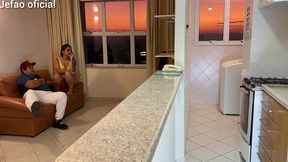 fui arruma a maquina de uma cliente, e o marido intertido com a televisao, e deixou q mulher gostosa do meu lado, fodi ela bem gostoso escondido dele