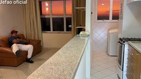 fui arruma a maquina de uma cliente, e o marido intertido com a televisao, e deixou q mulher gostosa do meu lado, fodi ela bem gostoso escondido dele