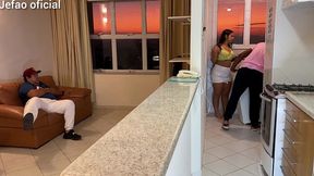 fui arruma a maquina de uma cliente, e o marido intertido com a televisao, e deixou q mulher gostosa do meu lado, fodi ela bem gostoso escondido dele