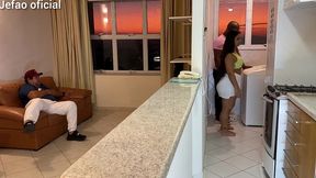 fui arruma a maquina de uma cliente, e o marido intertido com a televisao, e deixou q mulher gostosa do meu lado, fodi ela bem gostoso escondido dele