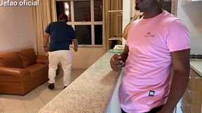 fui arruma a maquina de uma cliente, e o marido intertido com a televisao, e deixou q mulher gostosa do meu lado, fodi ela bem gostoso escondido dele