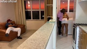 fui arruma a maquina de uma cliente, e o marido intertido com a televisao, e deixou q mulher gostosa do meu lado, fodi ela bem gostoso escondido dele