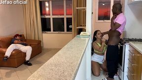 fui arruma a maquina de uma cliente, e o marido intertido com a televisao, e deixou q mulher gostosa do meu lado, fodi ela bem gostoso escondido dele