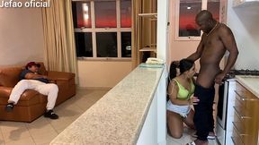 fui arruma a maquina de uma cliente, e o marido intertido com a televisao, e deixou q mulher gostosa do meu lado, fodi ela bem gostoso escondido dele