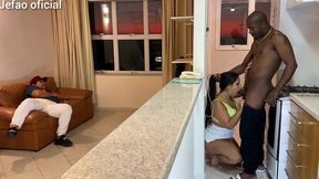 fui arruma a maquina de uma cliente, e o marido intertido com a televisao, e deixou q mulher gostosa do meu lado, fodi ela bem gostoso escondido dele