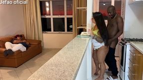 fui arruma a maquina de uma cliente, e o marido intertido com a televisao, e deixou q mulher gostosa do meu lado, fodi ela bem gostoso escondido dele
