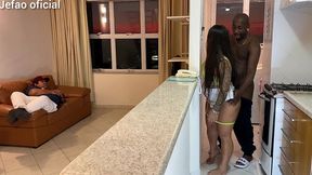 fui arruma a maquina de uma cliente, e o marido intertido com a televisao, e deixou q mulher gostosa do meu lado, fodi ela bem gostoso escondido dele